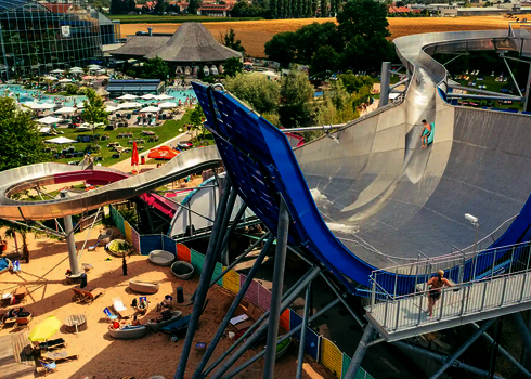 Außenbereich eines Wasserparks mit sehr großer Urknall Wasserrutsche,