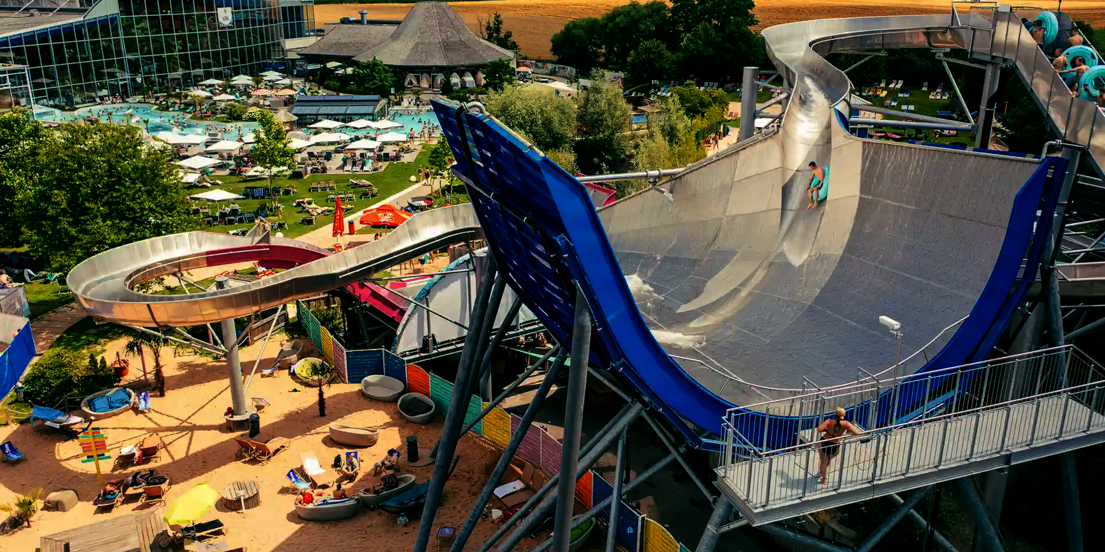 Außenbereich eines Wasserparks mit sehr großer Urknall Wasserrutsche,