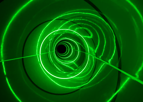 Leuchtende grüne LED-Effekte erzeugen dynamisches Lichtspiel in der Röhrenrutsche.
