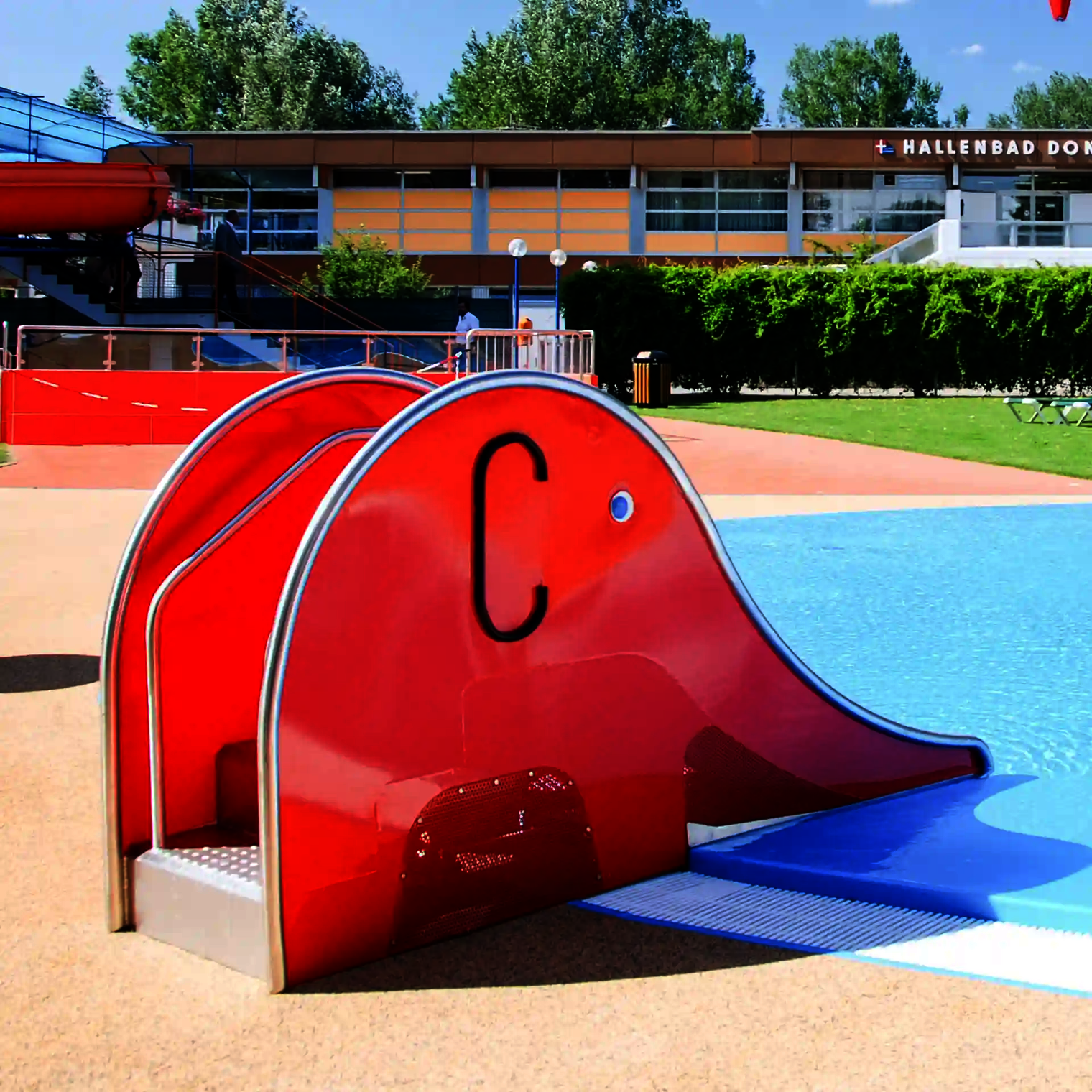 Rotes Wie-Spray Bauteil "Elefant" im Hallenbad.