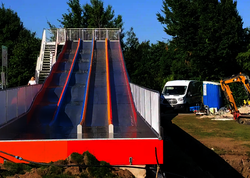 Frontansicht einer bunten Multilane im Freibad während der Bauphase.