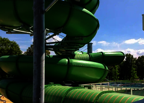 Nahaufnahme der grünen Family Twister Rutsche mit mehreren Röhrenebenen