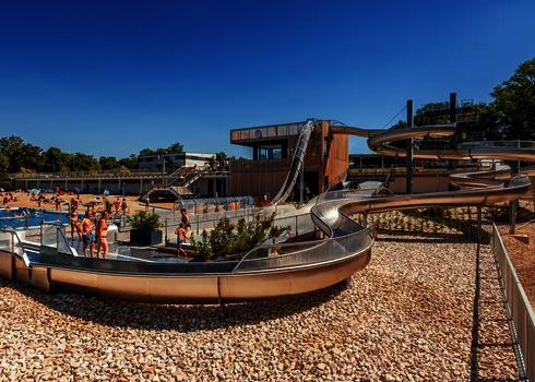 Eine WR1040 Wasserrutsche aus Edelstahl in einem Wasserpark in Naturtönen.