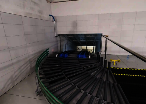 Hellblauer Rutschreifen wird im Indoorbereich automatisch vom Reifenlift eingezogen.