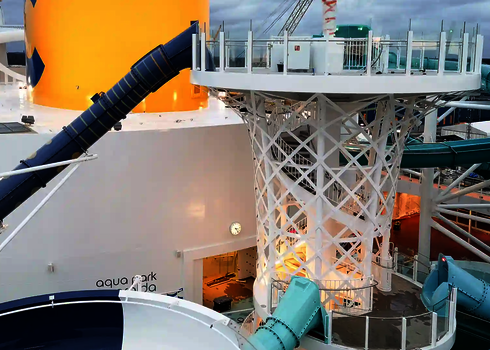 Seitliche Ansicht des Body Bowl um weiße Stützstruktur mit Verstärkungsringen.