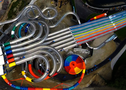 Vogelperspektive auf einen Wasserpark, in dem sich ein Matracer und eine bunte Body Bowl befinden.