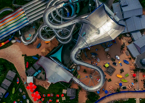 Vogelperspektive des Galaxy Erdings Wasserpark mit Matracer, Urknall und Sidewinder.