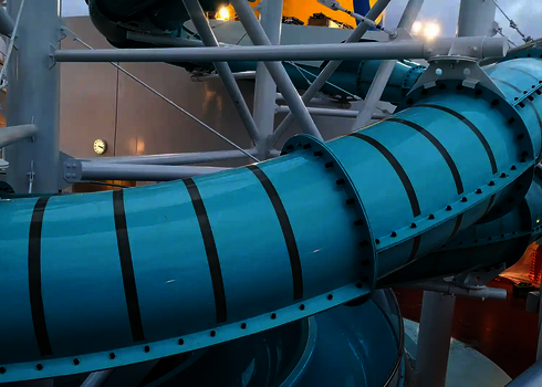 Kurvige 2-in-1 Racer Wasserrutsche mit schwarzen Streifen und stabiler Konstruktion.