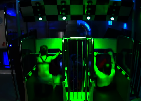 Zwei Personen starten im grünen Startbereich einer Body Racer Wasserrutsche.