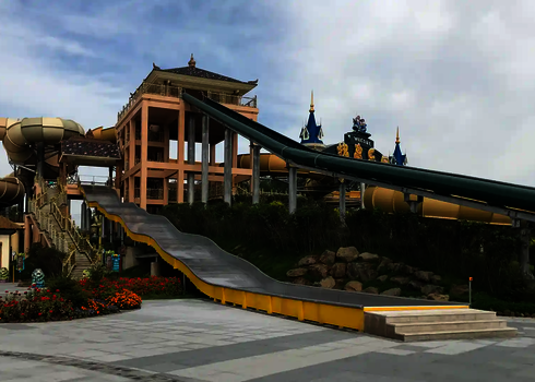 Wasserpark mit einem Reifenlift, Röhrenrutsche und einer Breitwellenrutsche.