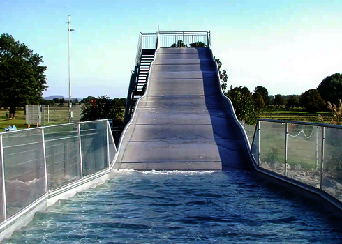 Eine Breitwellenrutsche aus Edelstahl mit Auslaufbecken.