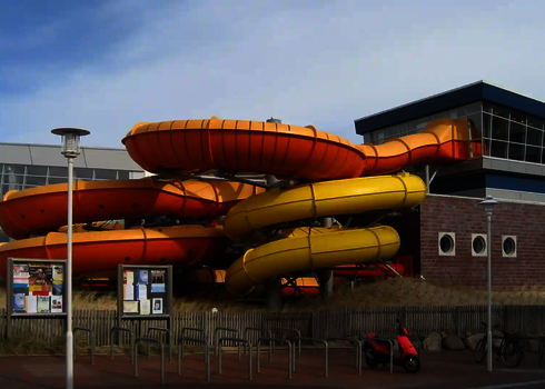 Eine gelbe RR1200 Wasserrutsche und ein orangefarbener Family Twister.