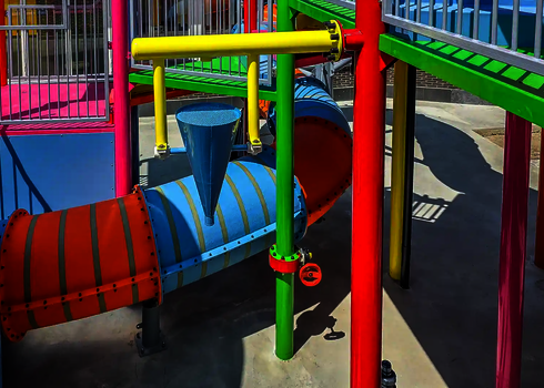 Farbenfroher Bereich einer Kinder-Wasserspielstruktur.