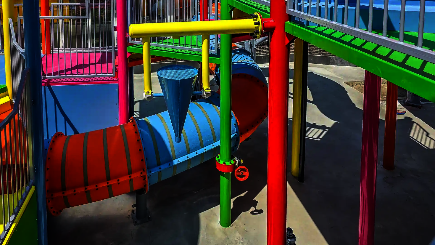 Farbenfroher Bereich einer Kinder-Wasserspielstruktur.