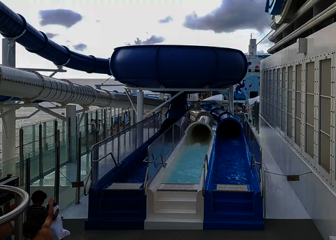 Body Bowl Rutsche auf dem Kreuzfahrtschiff mit blauen Röhren und Wasserbecken.