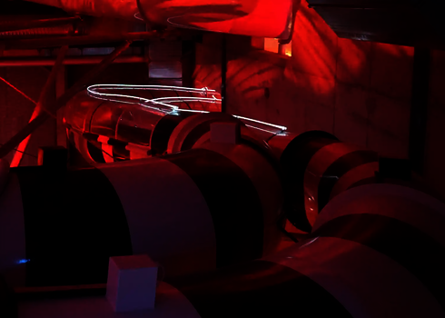 Mehrere schwarz-weiß gestreifte Rutschsegmente im rot beleuchteten Technikbereich.