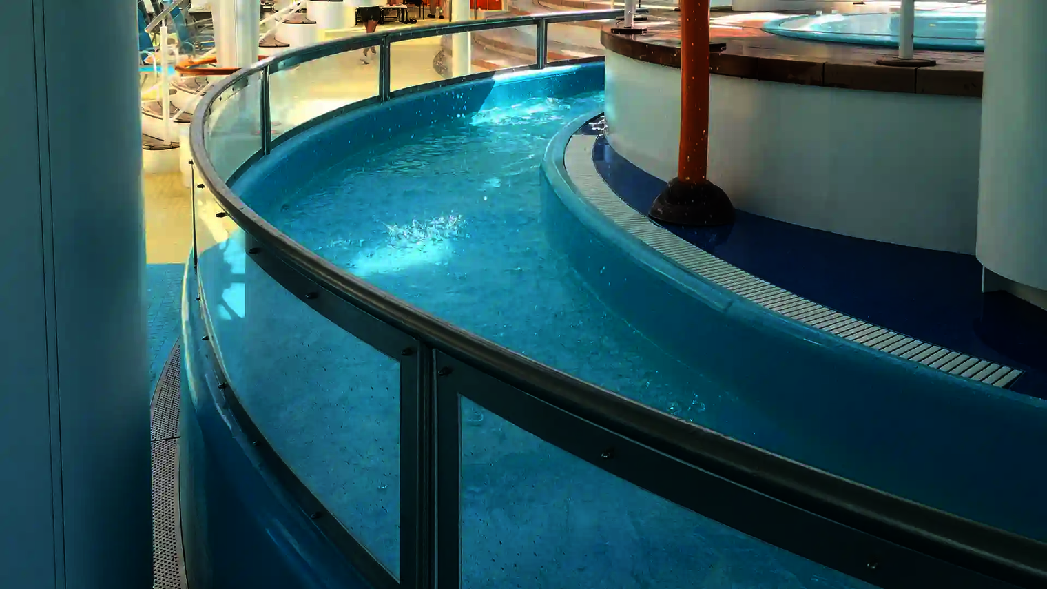 Lazy River mit Wasserkanal entlang einer Spielfläche und Wasserspielen.