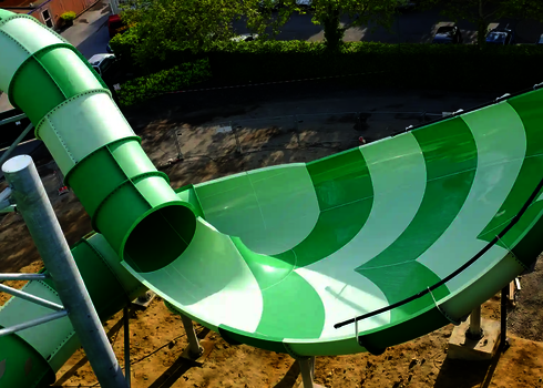 Leere grüne Lotus Reifenrutsche mit markanter Halfpipe-Struktur aus der Vogelperspektive.