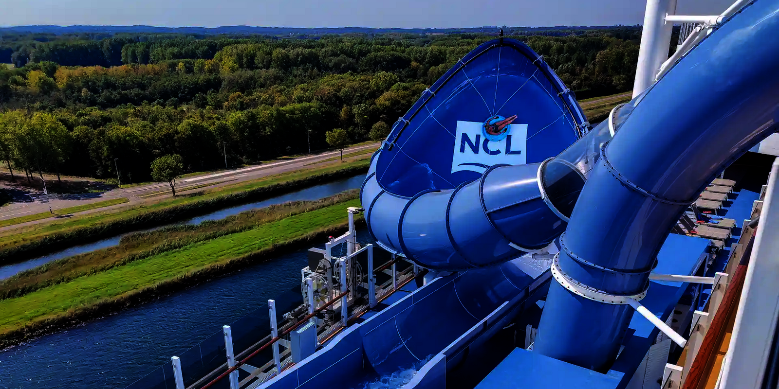 Blaue Lotus Wasserrutsche mit NCL-Logo auf einem Kreuzfahrtschiff.