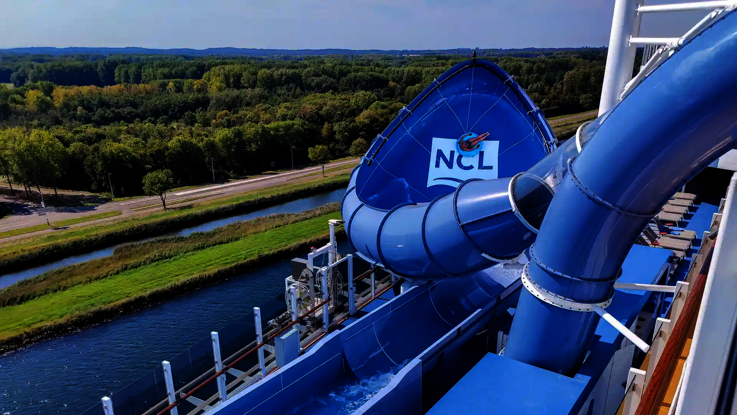 Blaue Lotus Wasserrutsche mit NCL-Logo auf einem Kreuzfahrtschiff.