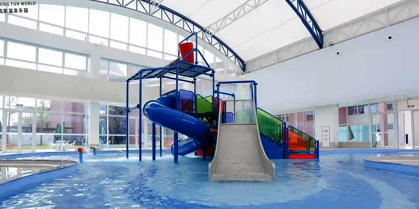 Bunte Wasserspielstruktur in einem weißen Hallenbad.