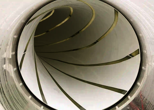 Innenansicht einer weißen Röhrenrutsche mit gestreiften Tageslichteffekten.