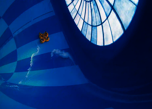 Innenaufnahme des Cyclone mit gelbem Boot auf Wasserfläche unter lichtdurchlässiger Kuppel.