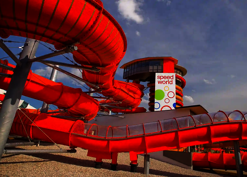 Blick auf orangefarbenen Family Twister mit transparenten Röhrenabschnitten.