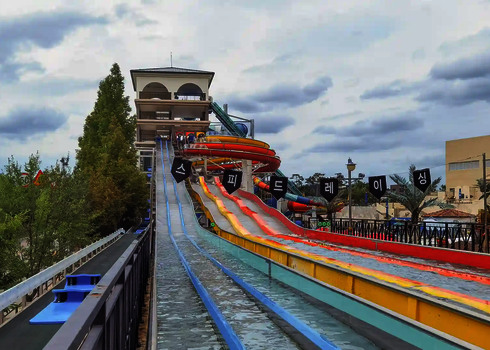 Rutschbahnen mit Wasser und in unterschiedlichen Farben.