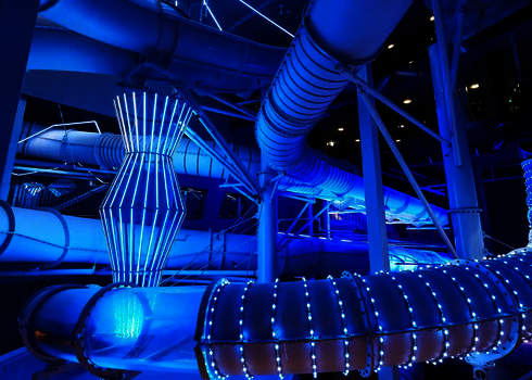 Rutschenstruktur mit verschiedenen LED-Lichteffekten in intensiven Blautönen.