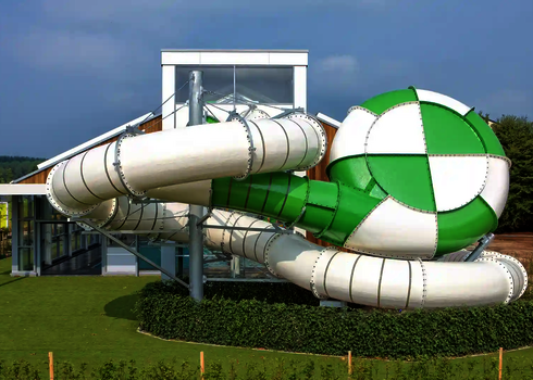 Wasserrutsche Body Cone mit grün-weißem Design vor Gebäude mit Glasfront und Rasenfläche.