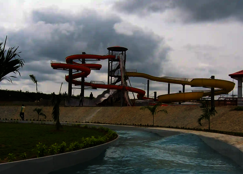 Wasserpark mit Lazy River im Vordergrund und Crazy River und WR1040 im Hintergrund.