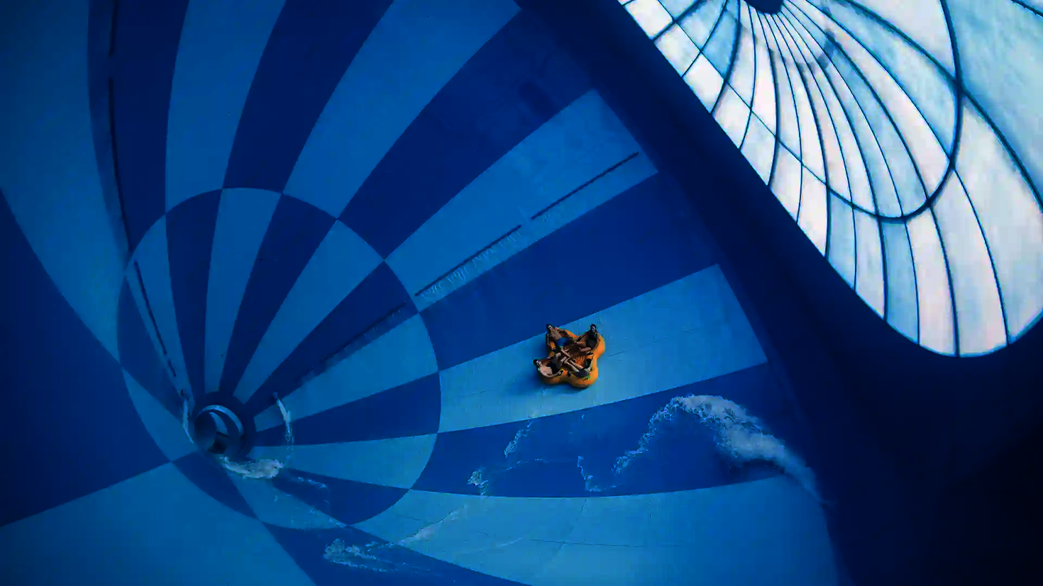 Innenansicht des Cyclone mit gelbem Boot auf blau-weiß gestreifter Rutschfläche.