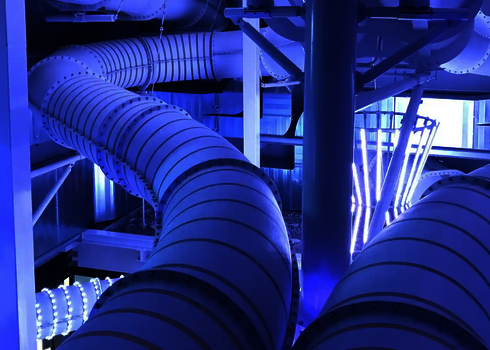 Ansicht der verschlungenen Röhren der Raft Racer Reifenrutsche im Technikbereich.