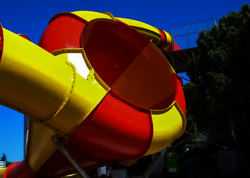 Der Crazy Cone zeigt sich aus schräger Perspektive mit Einstiegsplattform im Hintergrund.
