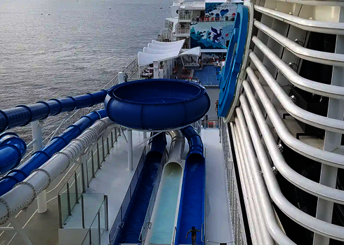 Seitenansicht der Body Bowl Rutsche auf einem Kreuzfahrtschiff, Blick auf den Ozean.