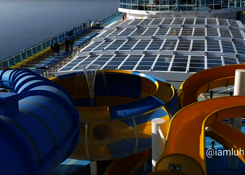 Body Bowl und weitere Wasserrutschen auf einem Kreuzfahrtschiff mit Meerblick.