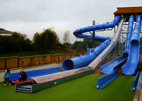 Blaue Harakiri Wasserrutsche und weitere Rutschen in Freizeitpark.