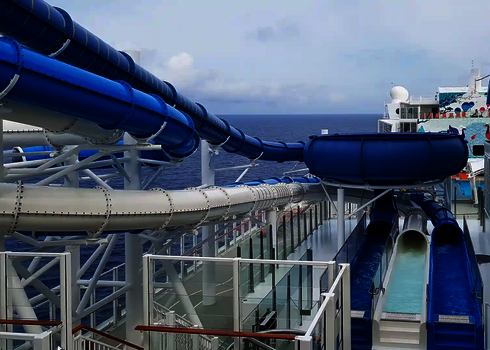 Blauer Rutschentrichter der Body Bowl auf einem Schiff, Blick auf die Ozeanumgebung.