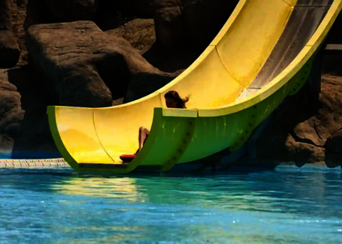 Frau kommt unten an der Aqua Shuttle Rutsche an, bevor es ins Becken geht.