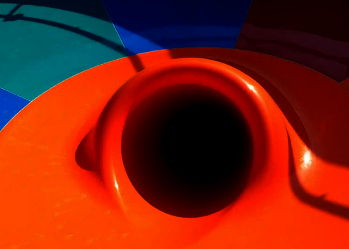 Nahaufnahme des Rutscheneingangs einer bunten Body Bowl.