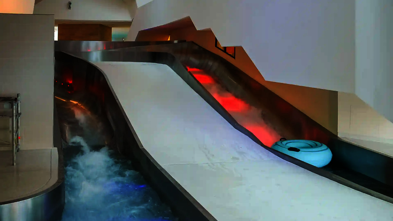 Wasserstrom treibt Rutschreifen durch den Lazy River mit Edelstahlwänden.