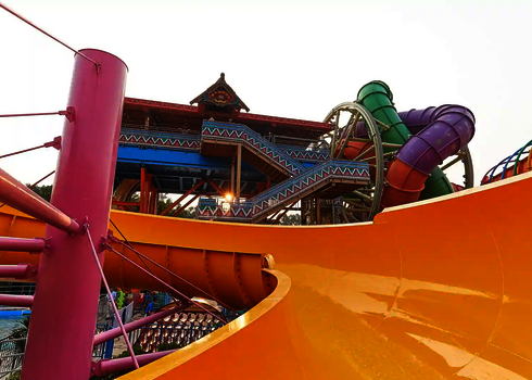 Blick auf bunte Treppenanlage und verschlungene Röhren der Reifenrutsche RR2700.