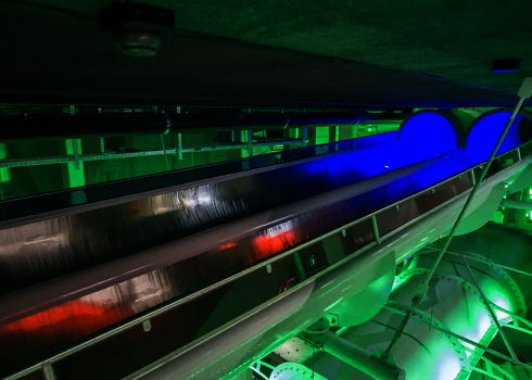 Lange Gerade der Raft Racer Reifenrutsche mit blau leuchtendem Tunnelabschnitt.