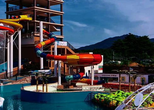 Bunte Röhrenwasserrutsche in einem Wasserpark windet sich spiralförmig um eine weiße Säule.