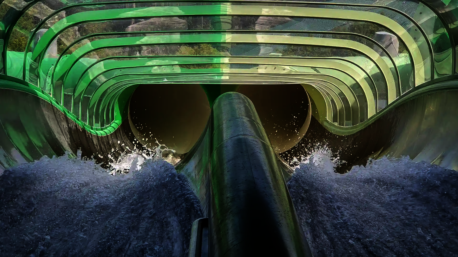 Blick auf die grüne Raft Racer Wasserrutsche mit transparenten Abschnitten und Wasserspritzern.