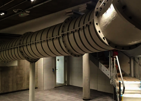 Eine weiße RR900 Wasserrutsche getragen von Stahlstützen.