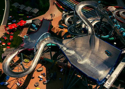 Vogelperspektive vom Galaxy Erding Wasserpark mit Blick auf den Urknall, den Sidewinder und weiteren Wasserrutschen.