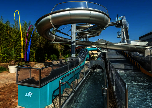 WR800 Edelstahl-Wasserrutsche mit Auslaufbecken unter freiem Himmel.