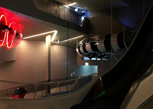 Ausschnitt der Reifenrutsche Boomerang, rote LEDs und im Hintergrund eine schwarz-weiße Röhrenrutsche.